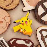 Значок деревянный Pokemon: Пикачу на лапке J362