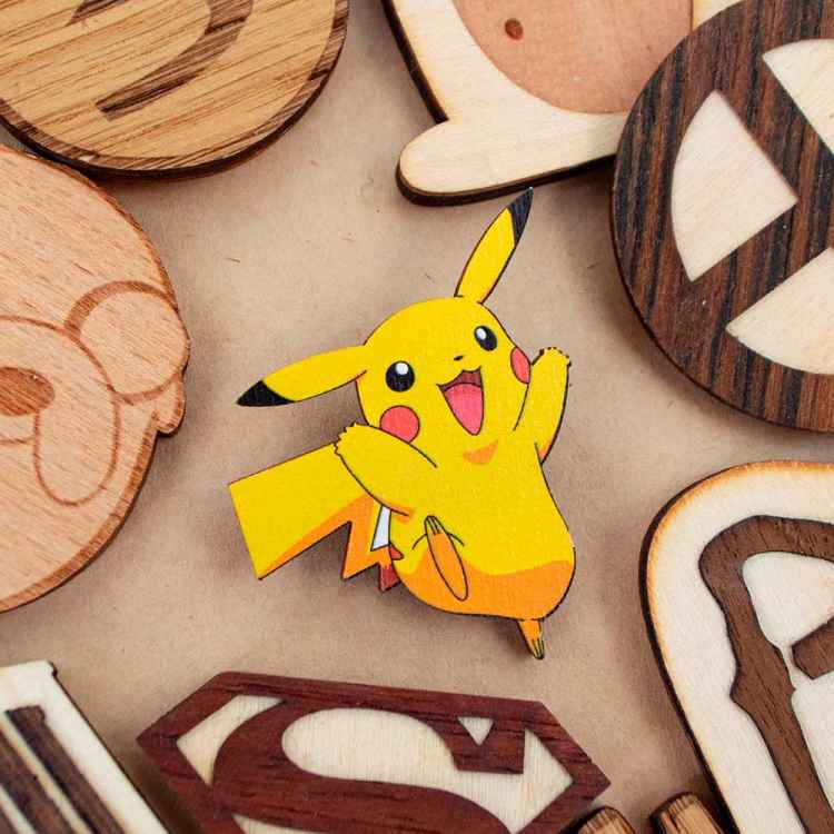 Значок деревянный Pokemon: Пикачу на лапке J362