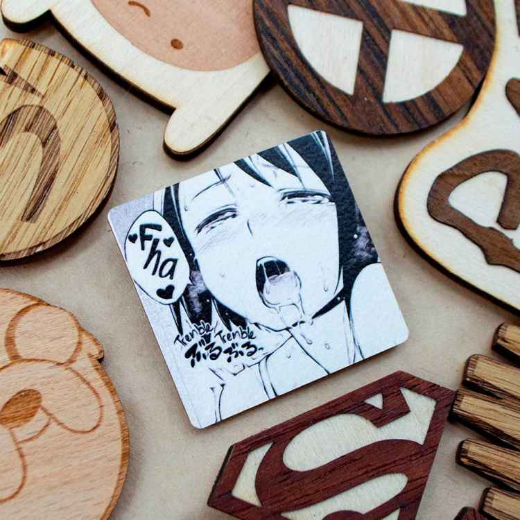 Значок деревянный Ahegao: Чёрные волосы J550 Значок деревянный Ahegao: Чёрные волосы J550