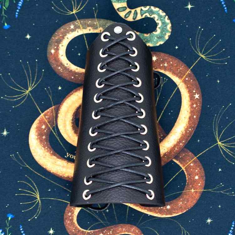 Наручи с шнуром черные