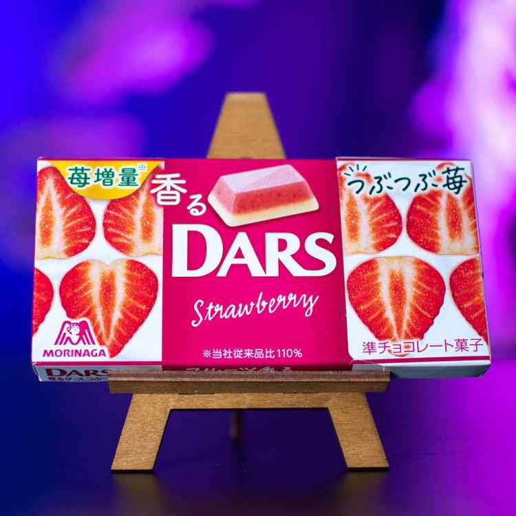 Шоколад Dars белый со вкусом клубники (Япония)