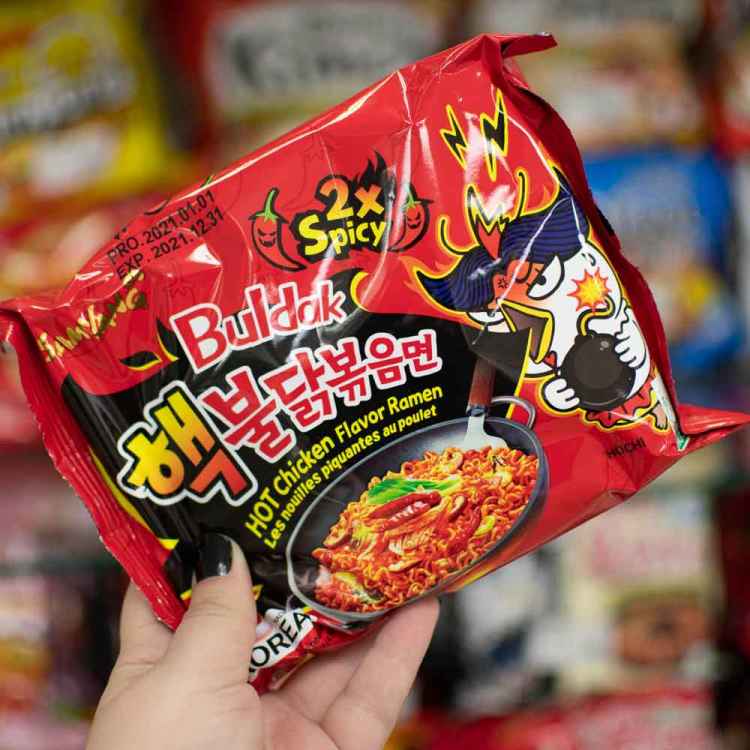 Очень острая лапша Samyang Hot Chicken Ramen со вкусом курицы