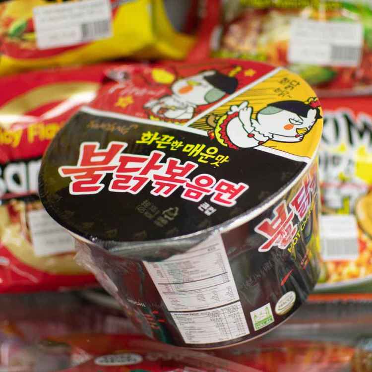 Острая лапша Samyang Hot Chicken Ramen со вкусом курицы