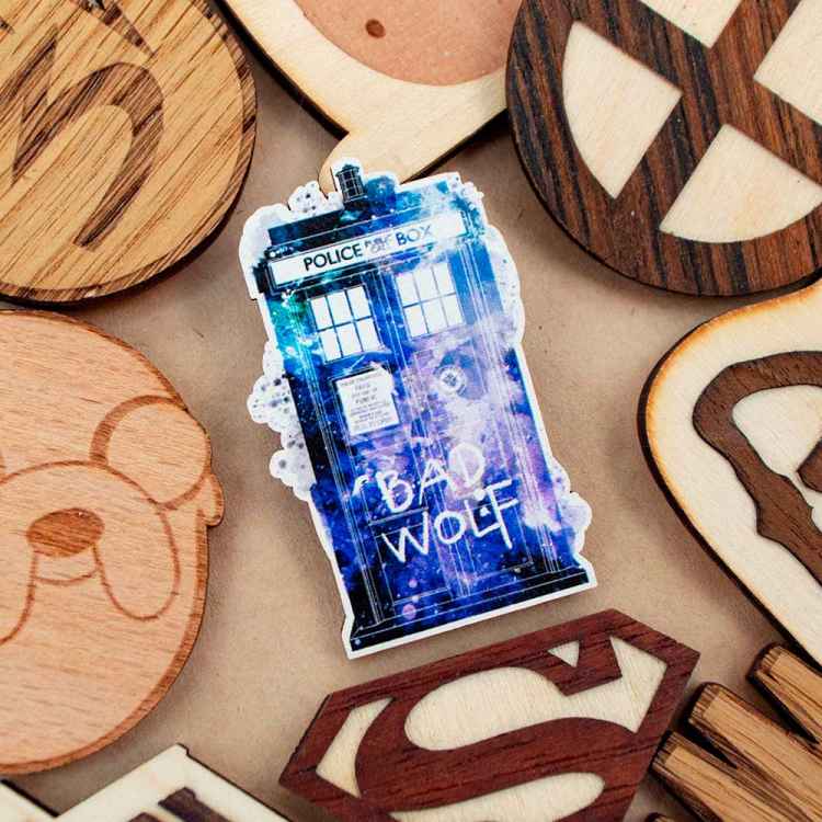 Значок деревянный Doctor Who: Тардис Бэд Вулф E73