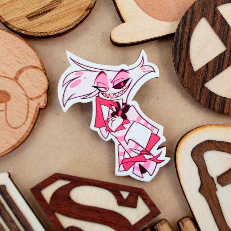 Значок деревянный Hazbin Hotel: Пыль G327