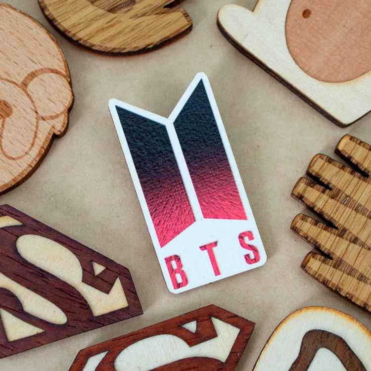 Значок деревянный BTS: БТС Лого K02