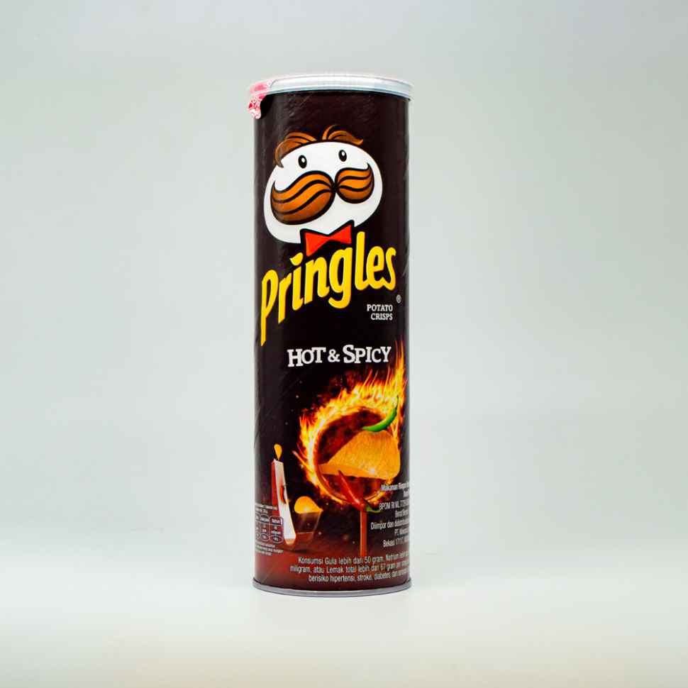 Хот энд колд. Принглс хот энд спайси 165гр. Pringles hot & Spicy Китай. Чипсы Pringles hot Spicy острые пряности 165г. Spicy Comic.