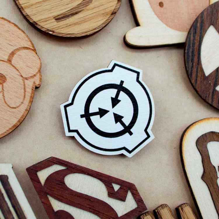 Значок деревянный SCP: Лого B515