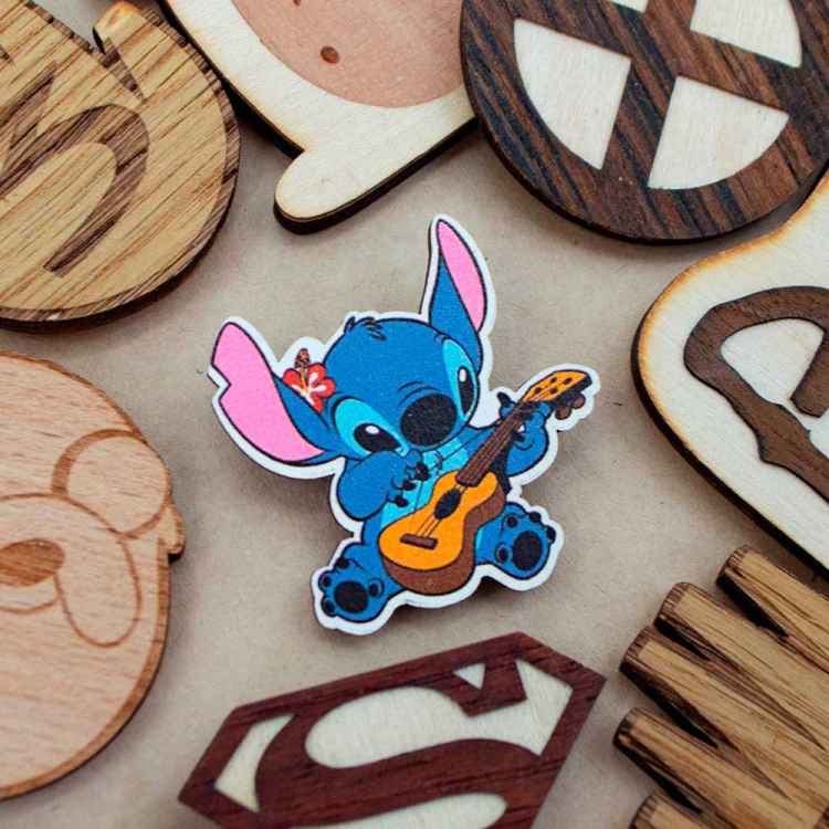 Значок деревянный Lilo and Stitch: Стич с гитарой G278