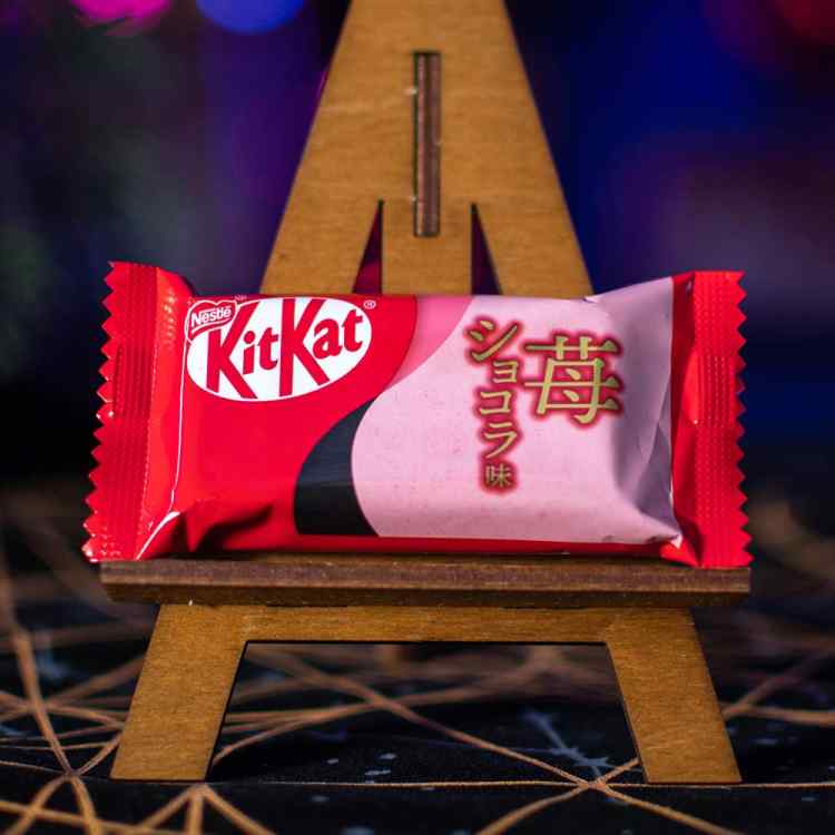 Шоколад KitKat двойной вкус: Классический и клубника (Япония)