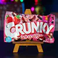 Драже Lotte Crunky с клубничной начинкой 