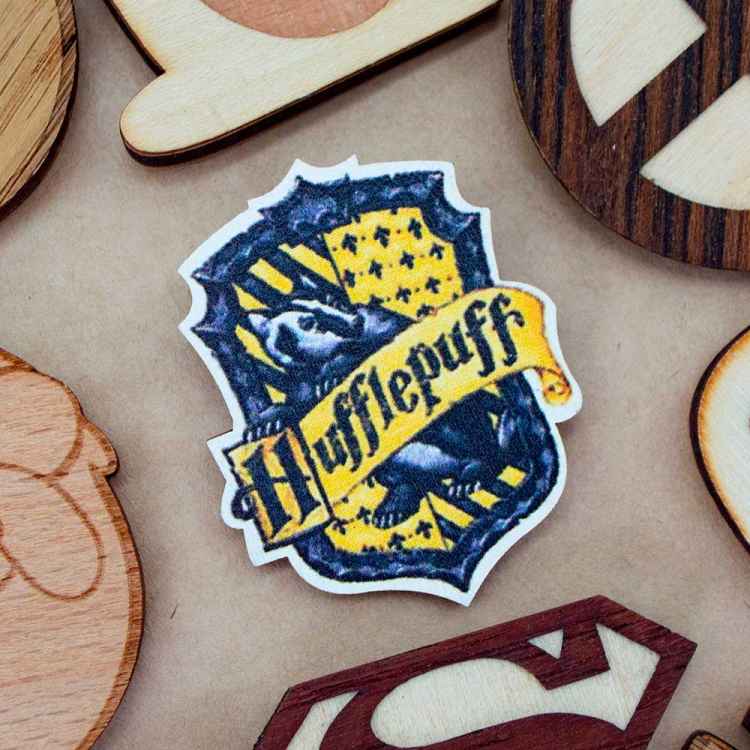 Значок деревянный Harry Potter: Пуффендуй Е87